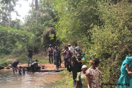 Visite à la source thermale du village de Dokomé