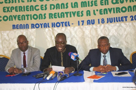 Martin Aïna Pépin (DGEC), Delphin Aïdji (vice-président du comité de pilotage) et Ibila Djibril (Coord du programme)