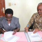 Signature du protocole d'accord (Directeur de la DPH et DE BEES-ONG)