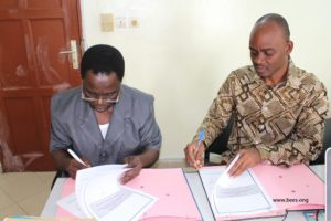 Signature du protocole d'accord (Directeur de la DPH et DE BEES-ONG)