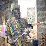 un chasseur avec en main son matériel de chasse.