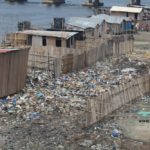 bordure de la berge lagunaire de Cotonou, quartier Dédokpo