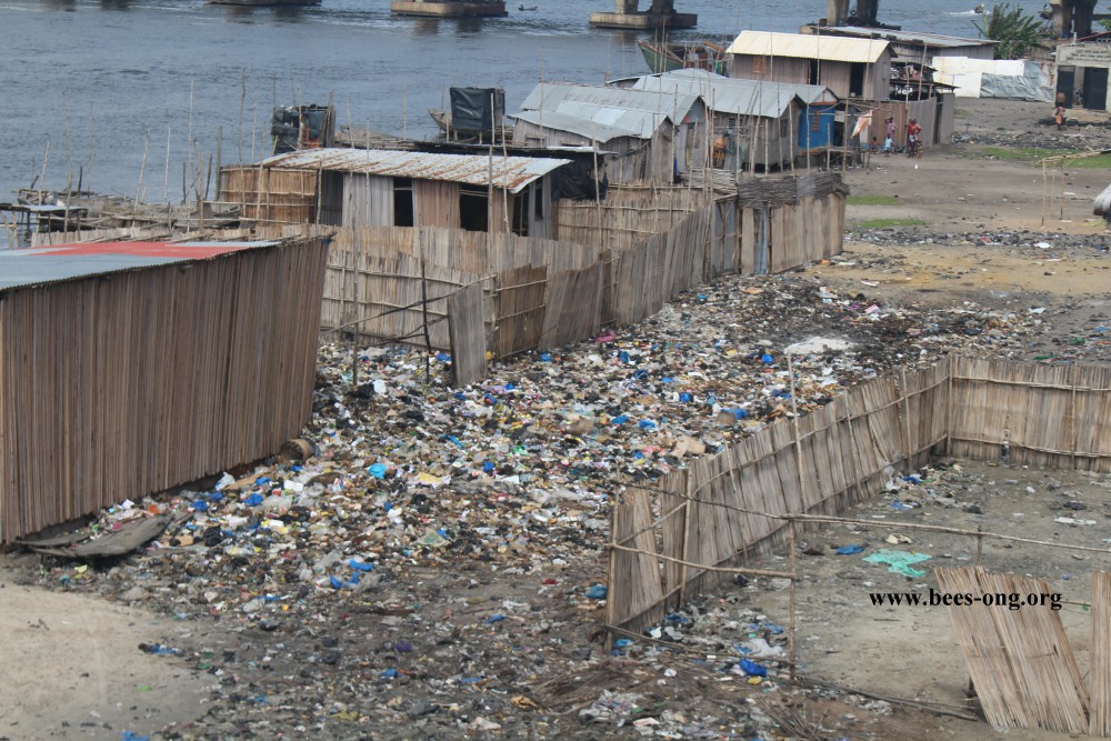 bordure de la berge lagunaire de Cotonou, quartier Dédokpo