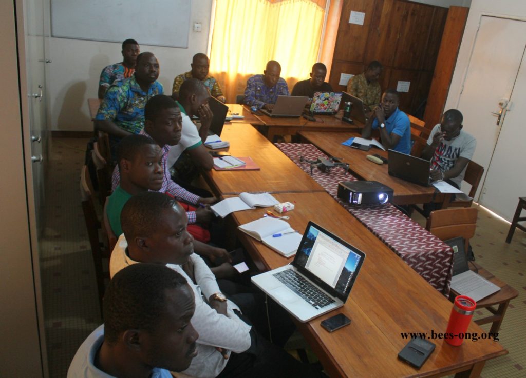 Les participants à la formation sur l'utilisation du drone